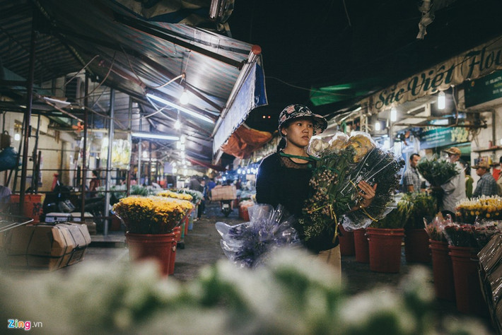 Chị Lê Thị Ngân, mua hoa sỉ về bán lẻ ở cửa hàng nhỏ, cho biết trong buổi tối 5/3, chị đã mua trên 6 triệu đồng các loại hoa cúc, đồng tiền, hồng, arapang,... để chuẩn bị bán dịp 8/3.