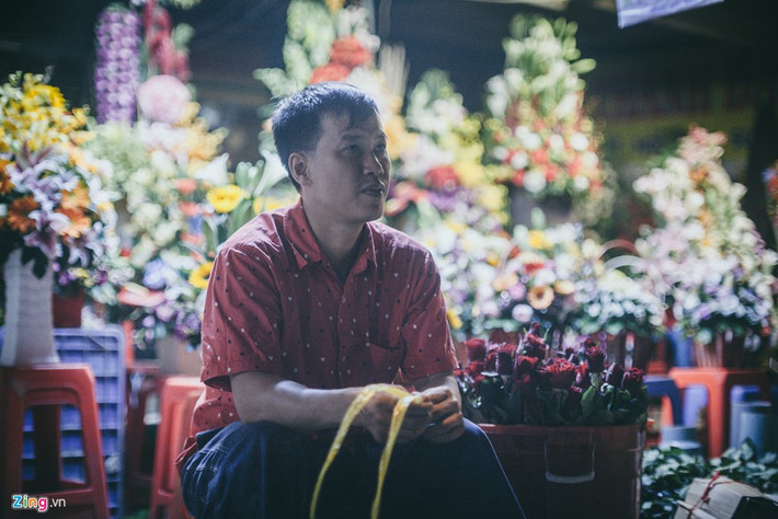 Anh Trần Ngọc Tiến (quê Hà Nội), chủ shop hoa Thành Đạt, chia sẻ hoa là mặt hàng rất đặc biệt, biến động nhanh hơn cả vàng. "Hoa vô giá, lá vô ngần, hoa đã đắt thì là vàng, không đắt thì như củi. Đôi khi từ sáng đến chiều giá hoa biến động 5-6 lần là chuyện bình thường". Mỗi tháng, anh phải chi ra 100 triệu đồng để vận hành cửa hàng, bao gồm tiền thuê mặt bằng, thuê nhân viên cắm hoa, nhân viên giao hàng. Trong mỗi dịp lễ lớn, nếu có chiến thuật kinh doanh đúng đắn, việc thu lợi nhuận tầm 400-500 triệu không phải là điều khó khăn.