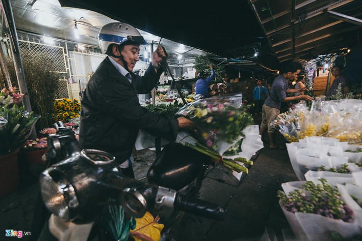 Ông Lê Văn Đông (Hóc Môn) là khách hàng quen thuộc của shop hoa nhập này. Hôm nay, ông đã mua 10 bông hoa hồng sa mạc để chuẩn bị bán dịp 8/3.