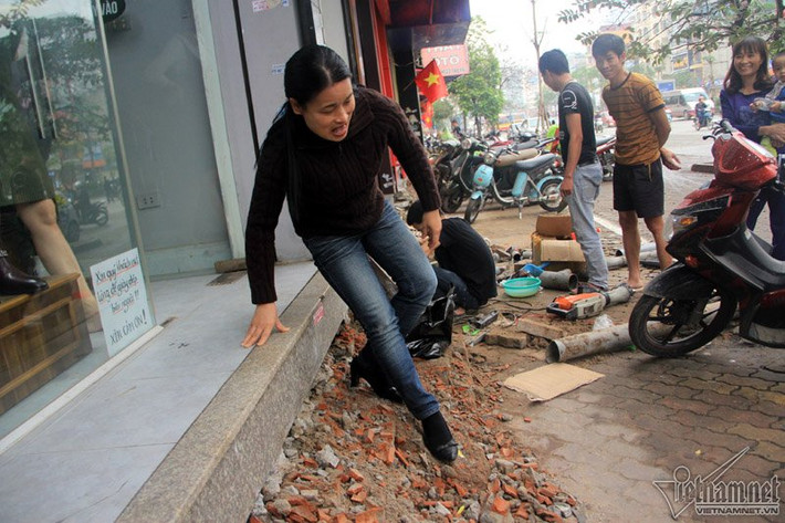 Theo những người dân, mặt đường thấp hơn nền nhà như vậy là do trước kia khi xây nhà, lo nhà thấp hơn đường, mùa mưa ngập lụt như xảy ra ở một số tuyến phố nên nhà nào cũng làm cao hơn mặt đường. Chủ nhà số 292 Xã Đàn vất vả ra vào nhà.