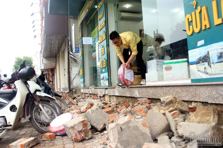 Việc đi lại, di chuyển đồ đạc nặng gặp nhiều khó khăn. Các hộ dân thuộc phường Phương Liên cũng cho biết, lực lượng chức năng đến phá dỡ bậc tam cấp lấn chiếm vỉa hè họ rất đồng tình. Nhưng trước đó các hộ này không hề nhận được thông báo.