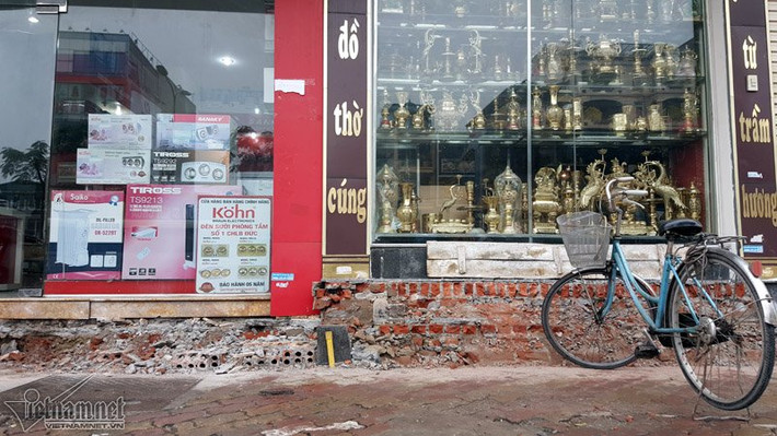 Sự khác nhau về bậc cửa giữa 2 nhà do nhà xây trước và xây sau khi làm đường.