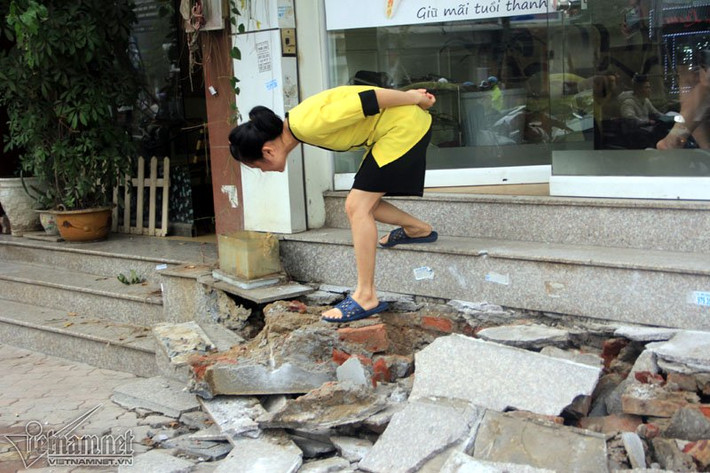 Bây giờ chính quyền đang quyết liệt đòi lại vỉa hè nên đập bỏ những bậc tam cấp khiến nhiều người phải rất vất vả mới lên được nhà.