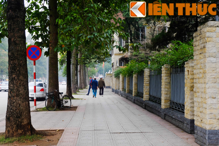 Người dân có thể thả bộ ngắm cảnh hoặc tập thể dục trên con đường này mà không cần lo phải tránh hàng quán, bãi đỗ xe tràn lan như nhiều nơi.