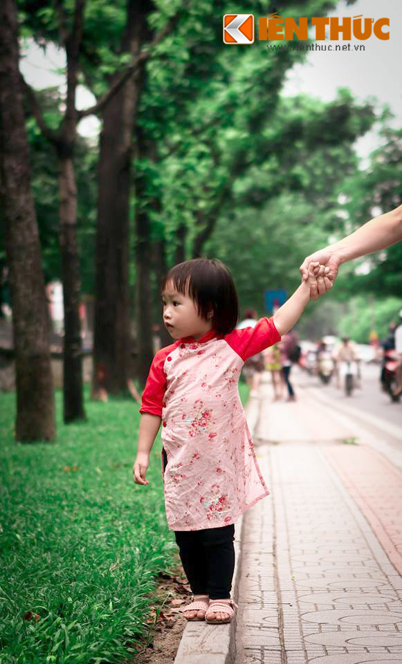 Không phải vô cớ mà con đường Kim Mã (đoạn qua khu ngoại giao đoàn Vạn Bảo) được người dân Thủ đô yêu thích, thường xuyên đến đây chụp ảnh. Đường rộng, mát, mùa xuân, lá xanh mướt hai hàng ven đường. Mùa hè, sắc tím bằng lăng tràn ngập khu phố... Ảnh một em bé đáng yêu được mẹ dắt đi trên vỉa hè phố Kim Mã (HN).
