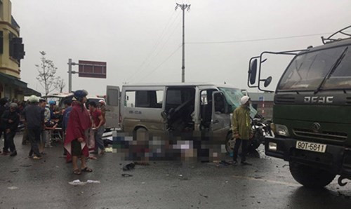 Một trong những vụ tai nạn giao thông thảm khốc tuần qua là vụ xe khách 16 chỗ đâm xe tải khiến nhiều người thương vong tại địa phận tỉnh Hà Nam. Vào khoảng 8h40 ngày 16/3, tại ngã 5 đường đi Bút Sơn, thuộc đoạn đường tránh thành phố Phủ Lý, thuộc địa bàn xã Thanh Sơn, huyện Kim Bảng, tỉnh Hà Nam đã xảy ra va chạm giữa xe tải mang BKS 89C-110.02 và xe chở khách 16 chỗ BKS 29B-177.04. Trên chiếc xe khách có 19 người, đang trên đường đi đón dâu từ Hòa Bình về Thái Bình. Ảnh: Tiền Phong.