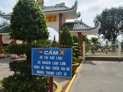 Lỗi chính tả thường gặp nhất ở các biển này là không phân biệt dấu hỏi hay dấu ngã. Ảnh: NLĐ.