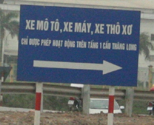 Một tấm biển thông báo sai chính tả tại khu vực cầu Thăng Long - Hà Nội. Nay lỗi này đã được khắc phục.