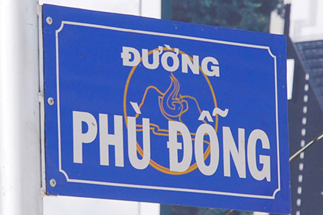 Những tấm biển lớn trưng ra đường lại mắc lỗi, gây phản cảm.