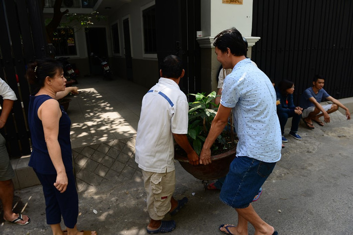 Khi thấy lực lượng chức năng đến, nhiều hộ dân tại hẻm 479, đường Điện Biên Phủ đã vội vàng bưng các chậu cây cảnh, bậc thềm sắt lấn chiếm lòng đường vào khuôn viên sân nhà.