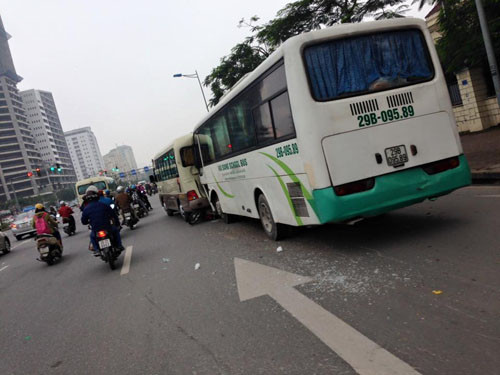 Khoảng 8h ngày 28/3, tại ngã tư Võ Chí Công - Nguyễn Hoàng Tôn, quận Tây Hồ, Hà Nội đã xảy ra một vụ tai nạn giao thông nghiêm trọng khiến 1 người tử vong. Thông tin đăng tải trên báo Dân Việt cho hay, một xe ô tô trong đoàn đưa tang đi đến gần ngã tư Võ Chí Công - Nguyễn Hoàng Tôn bất ngờ va chạm với một xe khách 16 chỗ đang lưu thông cùng chiều. Tiếp đó, chiếc xe ô tô trong đoàn xe tang tông vào 3 xe ô tô và hai xe máy khác. Ảnh: Công Thắng.