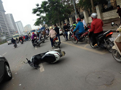 Nguyên nhân vụ tai nạn được xác định do xe đưa tang mất lái chạy lấn sang làn đường xe máy và đâm liên hoàn vào các phương tiện khác. Ảnh: Công Thắng.
