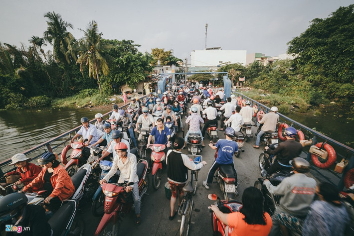 Việc đi qua phà trên sông chỉ khoảng 100 m giúp hành khách rút ngắn quãng đường di chuyển từ quận ngoại thành về trung tâm và hướng ngược lại gần 10 km, tiết kiệm được rất nhiều thời gian và công sức.