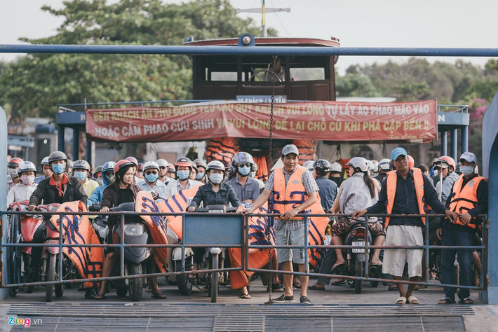 Trên mỗi chiếc phà, vào giờ cao điểm, luôn luôn có 3 thuyền viên túc trực để đảm bảo an toàn giao thông đường thuỷ...