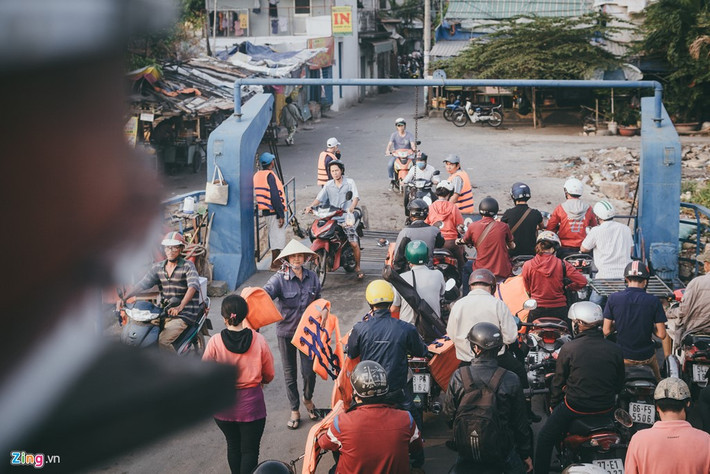 Mỗi ngày có hàng nghìn lượt người di chuyển qua phà để đi học, đi làm, đông nhất là vào lúc sáng sớm và chiều muộn.