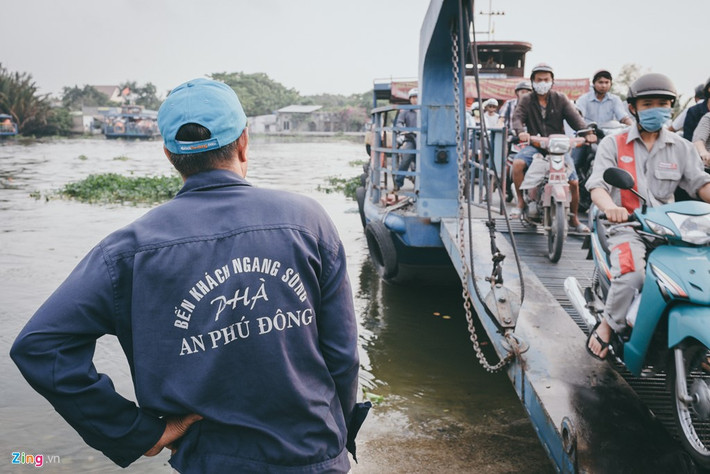Tại đây có bốn chiếc phà, của hai chủ đầu tư khác nhau luân phiên chạy. Vào giờ thấp điểm, chỉ có một chiếc phà hoạt động để chuyên chở người và phương tiện. Riêng những lúc cao điểm, có tối đa hai chiếc phà hoạt động cùng lúc.