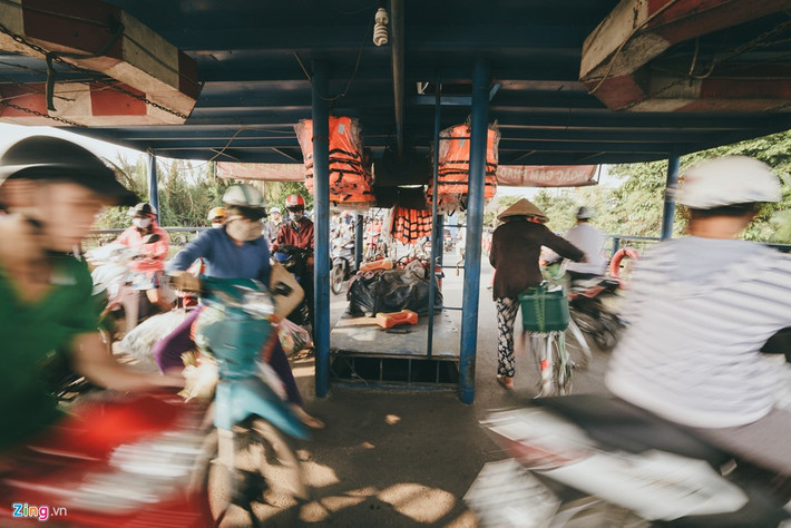 Mỗi lần phà cập bến, các phương tiện lên xuống phà cùng lúc và được ngăn cách bằng "dải phân cách" dây thừng.