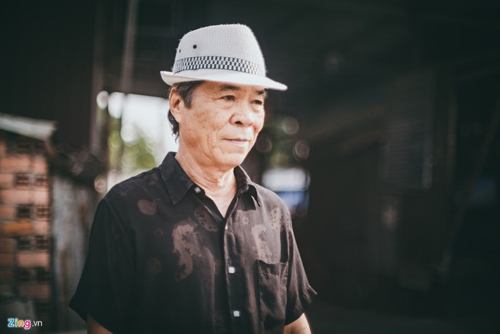 Ông Nguyễn Văn Tuấn (65 tuổi), là một trong hai chủ đầu tư tại đây. Ông tâm sự: "Các bến phà khác lấy phí mỗi lượt là 3.000 - 4.000 đồng, riêng tôi chỉ duy trì mức 1.000 - 2.000 đồng từ nhiều năm nay, rồi còn miễn phí cho học sinh và người nghèo. Ngày xưa, thương mấy em chạy xe đạp đi học, không có tiền nên tôi không thu phí, riết rồi thành cái nếp. Giờ đứa nào cũng có xe máy, có tiền nhưng tôi vẫn duy trì nếp cũ, dù bị lỗ nhiều lắm, nhất là khi máy phà gặp trục trặc cần phải sửa. Lỗ nhiều quá, từ lúc có nhà riêng hai lầu, giờ gia đình tui phải ở nhà thuê".