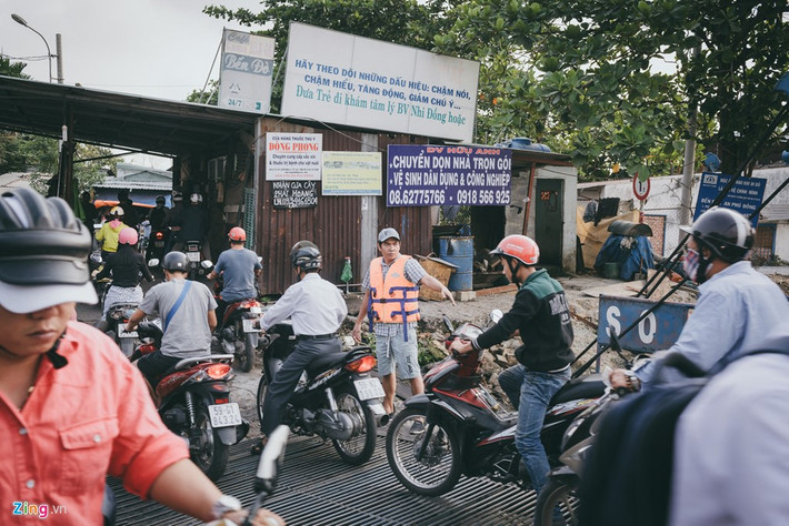 Anh Nguyễn Tấn Hùng, làm thuyền viên đã hơn 20 năm nay, từ lúc bến phà này chỉ là một bến đò nhỏ và đưa đón khách bằng tàu gỗ. Vợ anh cũng là người thu tiền tại phà.