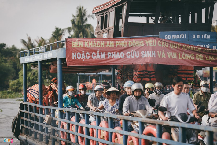 Chừng nào chiếc cầu bắc qua sông còn chưa được xây, những chiếc phà như thế này sẽ còn hoạt động, vừa đảm bảo giao thông thông suốt giữa hai đầu bến, vừa là một nét đẹp mang dáng dấp làng quê bình dị giữa thành phố.