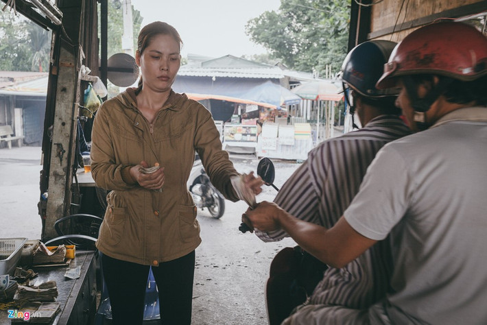 Giá mỗi lượt qua phà là 2.000 đồng/người và phương tiện. Nếu chỉ đi bộ tiền vé chỉ 1.000 đồng/lượt.