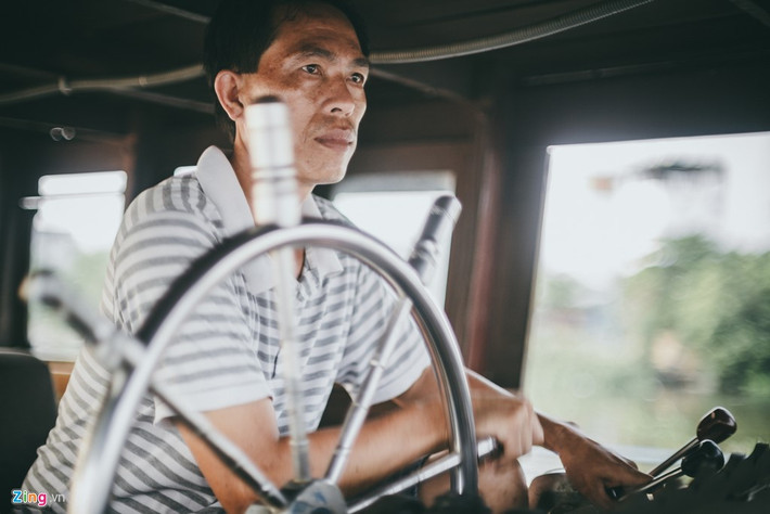 Anh Võ Minh Thành (40 tuổi), làm nghề lái phà đã gần 20 năm nay, từ khi còn là một thanh niên. Đến nay, anh đã có vợ với 2 con nhỏ, kinh tế cả nhà phụ thuộc cả vào đồng lương kiếm từ công việc này.