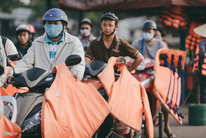 Áo phao cứu hộ, phao cứu sinh luôn có sẵn trên phà và được phát cho hành khách ở mỗi lượt đi. Ngoài ra, bình chữa cháy cũng được bố trí, sẵn sàng được sử dụng khi có bất kỳ tình huống bất trắc nào xảy ra.