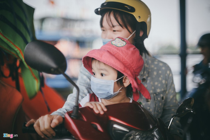 Bé Kim Ngân (3 tuổi), hàng ngày được mẹ chở từ quận 12 qua phà sang Gò Vấp để đi học mẫu giáo.