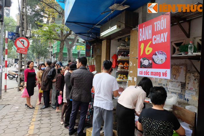 Quán nhỏ chỉ vài m2 đã chật cứng khách, nên chủ cửa hàng phải làm thêm một nồi bánh khác trên vỉa hè.