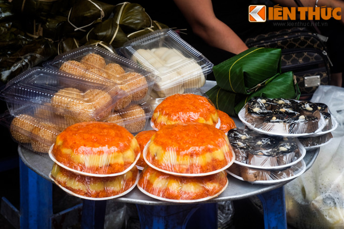 Các khu chợ Hà Nội với đủ các mặt hàng xôi chè, bánh được bày bán cùng bánh trôi bánh chay.