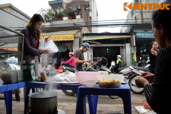 Bánh trôi được nặn bằng bột nếp, bọc nhân đường. Bánh nặn xong, được thả vào nồi nước sôi. Bánh chìm xuống rồi nổi lên, vớt ra và ngâm trong nước nguội để bánh không dính vào nhau, sau đó bày vào đĩa. Đĩa bánh trôi sẽ được rắc thêm mấy hạt vừng rang thơm. "Ba chìm, bảy nổi, chín lênh đênh".
