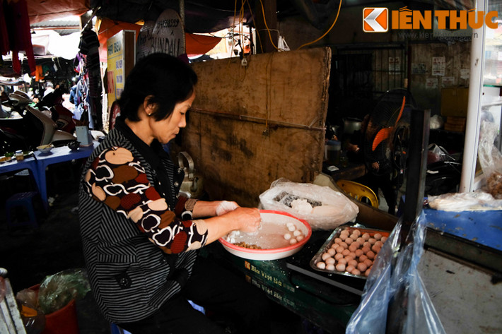 Bánh chay cũng bằng bột nếp, nhưng nhân bằng đậu xanh. Đậu để làm nhân bánh cũng phải là giống hạt nhỏ, thơm. Bánh chay được đựng trong bát, chan thêm một chút chè đường quấy với bột đao hay bột sắn dây. Tùy hương vị, có người bỏ thêm hoa bưởi, hoặc gừng vào cốc bánh chay.