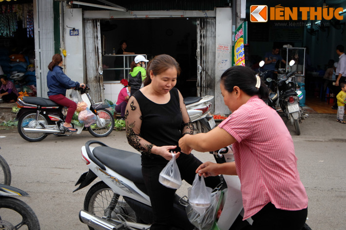 Khắp các con phố tỏa ra mùi hương đặc trưng riêng của những nồi bánh nghi ngút khói. Người nặn bánh, người luộc, người nấu chè... tạo nên một không khí ấm cúng trong thời tiết se lạnh ở Hà Nội.