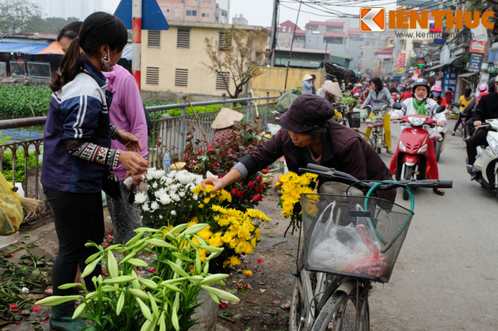 Người dân thường chọn hoa cúc, hoa hồng để cắm lên bàn thờ tổ tiên.