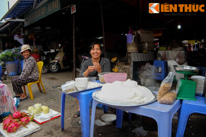 Nụ cười tươi tắn mời khách mua hàng của một chủ quán bánh trôi trên phố.