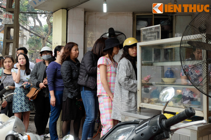 Dòng người xếp hàng mua bánh trôi bánh chay cúng Tết hàn thực ngày càng đông.