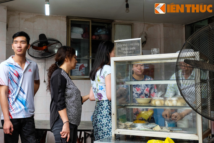 Bánh trôi, bánh chay ở cửa hàng này có giá khoảng 15.000 đồng/cốc và khách phải thanh toán tiền trước khi mua bánh. Cửa hàng chỉ bán bánh nóng chứ không bán bột sống như nhiều nơi khác.