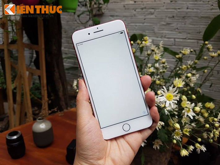 Theo Apple, trong đợt đầu ra mắt sản phẩm "độc" này sẽ chỉ có model màn hình 5,5 inch. Mặt trước của iPhone 7 Plus có màu trắng, thay vì màu đen như nhiều đồn đoán và mong đợi trước đó. Viền của nút Home có màu bạc, thay vì cùng màu với vỏ máy như các màu sắc khác.