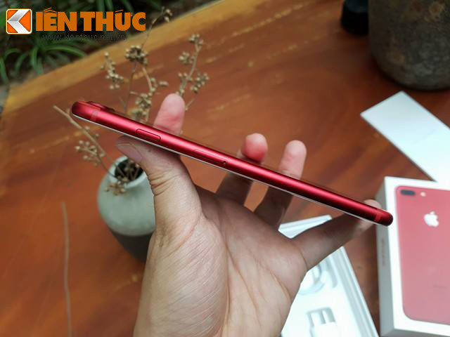 Khay sim của điện thoại cũng được làm màu đỏ, thiết kế chống nước.