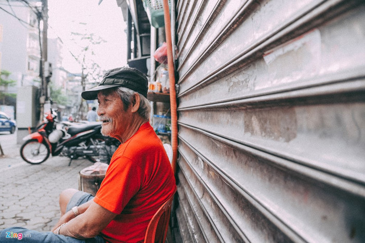 “Những người như tôi phần lớn đều có hoàn cảnh khó khăn. Mình đi dạy miễn phí cho họ vừa để góp chút công sức, vừa để tích phúc đức cho con, cháu”, người đàn ông có mái tóc bạc phơ giơ các ngón tay thể hiện ngôn ngữ ký hiệu với phóng viên.