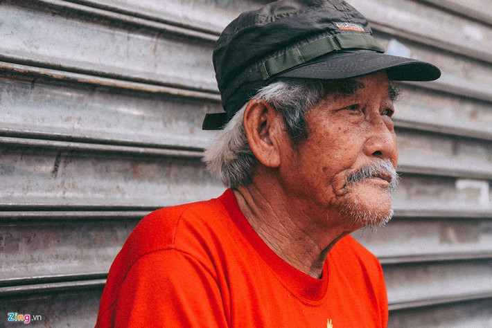 Ông bà từng bị công an phường nhắc nhở về việc bán trà đá vỉa hè. “Vì gia đình hoàn cảnh nên được phường linh động, yêu cầu tôi không được bày bừa đồ bán hàng. Giờ cao điểm, vợ chồng tôi không dám dùng ô. Khi trời nắng với mưa quá thì mới đem ra dùng thôi”.