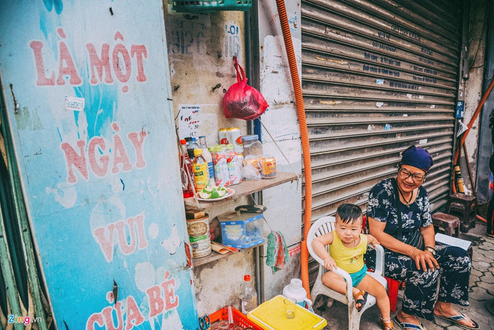 Mỗi sáng, ông bà thức dậy từ 5h đun nước pha trà, chuẩn bị đồ đạc để bán hàng và kiêm luôn nhiệm vụ trông nom đứa cháu 2 tuổi. “Do gia đình khó khăn, không có điều kiện cho cháu đi học ở ngay lớp mầm non dưới nhà nên chúng tôi đành phải tự trông cháu”, bà Tiêu chia sẻ.