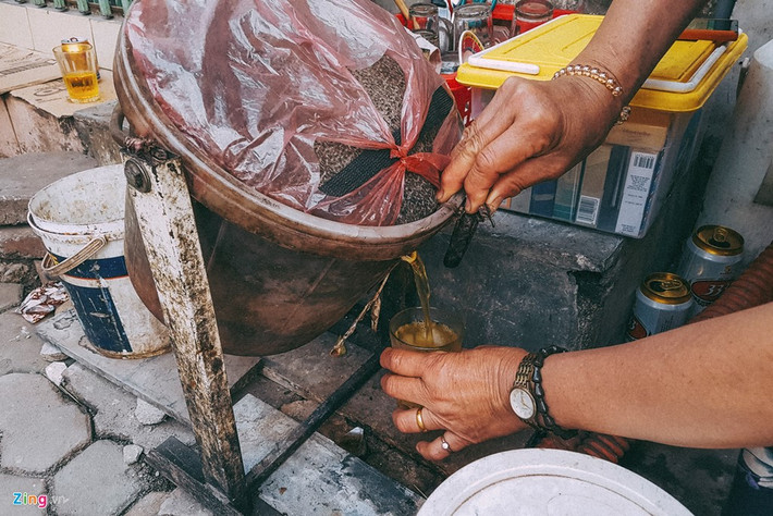 Người con cả từng đi lao động bên Trung Đông nhưng vì lý do sức khỏe nên quay về giữa chừng. Con trai và con dâu thứ cũng không có thu nhập tốt nên ông bà vẫn phải tự kiếm sống, nuôi bản thân là chính.