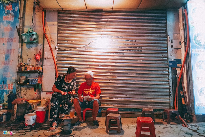 Bà không biết chữ nên những khi vắng khách, ông tìm lại những tờ giấy trao đổi giữa khách và ông trong ngày để kể lại cho bà nghe.