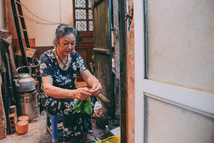 “Tôi ít học với diễn đạt không được tốt như ông nên mọi việc ở quán đều do ông cáng đáng hết”, bà Tiêu trong khi truyền đạt ngôn ngữ bằng tay phải bỏ mớ rau vừa mua ngoài chợ xuống để ra ký hiệu.