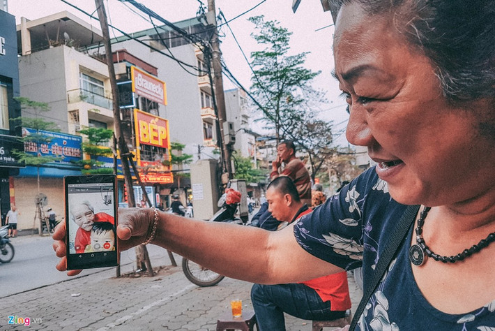 Bà được con tạo tài khoản Facebook để tiện liên lạc bằng cách nói chuyện qua video. “Những cái khác của điện thoại tôi không biết dùng nhưng có cái này là tôi dùng thạo lắm”.