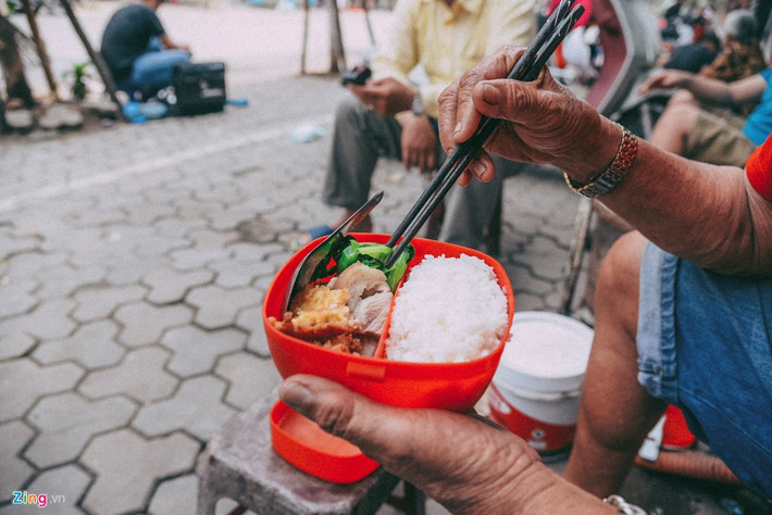 Đến trưa, bà Tiêu lại tất tả mang cơm ra cho chồng dùng bữa ngay tại quán. “Ngày nào cũng có cơm ăn là hạnh phúc rồi”, ông cho hay.