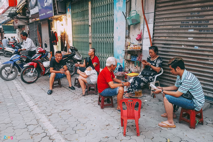 Từ ngày chuyển về một căn phòng nhỏ chưa đầy 17m2 trong khu tập thể trên phố Khâm Thiên, ông cùng vợ chuyển sang nghề bán trà đá vỉa hè.