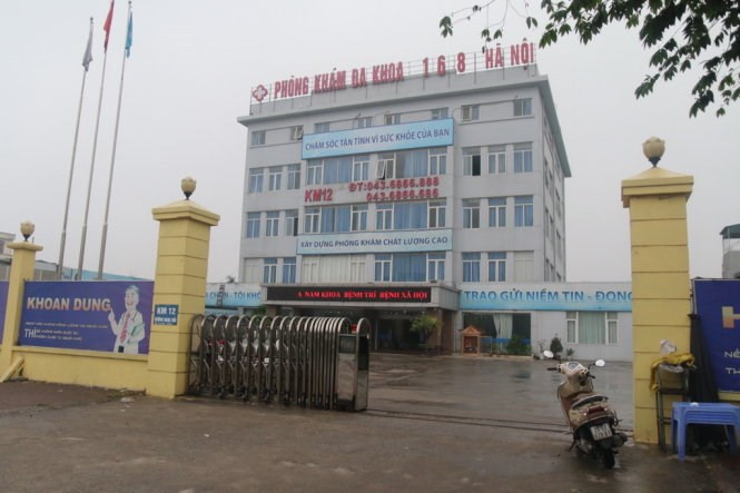 Trước đó, báo chí đã đưa tin về trường hợp bệnh nhân Trần Thị T., 29 tuổi, sống tại Quảng Ninh, có thai 21 tuần, đến khám bệnh tại Phòng khám Đa khoa 168 Hà Nội lúc 16h ngày 5/3/2017 và được chẩn đoán viêm âm đạo. Tại phòng khám 168 Hà Nội, chị T. đã được bác sỹ người Trung Quốc chỉ định điều trị viêm âm đạo bằng trị liệu máy rung. Tuy nhiên, trong khi thực hiện trị liệu máy rung để rửa âm đạo, chị T. có biểu hiện khó thở, lên cơn co giật, sùi bọt mép và được chuyển đến cấp cứu A9 của Bệnh viện Bạch Mai trong tình trạng hôn mê sâu, chết não. Sau khi xảy ra tai biến nêu trên, bác sỹ người Trung Quốc trực tiếp điều trị cho chị Tr. đã bỏ trốn, không để lại thông tin liên lạc. Ảnh: Tuổi Trẻ.