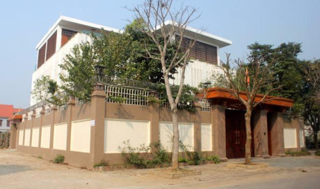 Năm 2012, bà Quỳnh Anh được điều về Phòng Quản lý nhà và thị trường bất động sản của sở này. Từ tháng 10/2013 - 4/2014, bà nghỉ sinh con đầu lòng. Tháng 4/2015, bà Trần Vũ Quỳnh Anh được bổ nhiệm làm Phó trưởng phòng Phòng Quản lý nhà và thị trường bất động sản, và chỉ 6 tháng sau (tháng 10/2015), được bổ nhiệm làm trưởng phòng. Không chỉ có con đường thăng quan tiến chức nhanh, bà Quỳnh Anh còn sở hữu khối tài sản "khủng". Ảnh căn biệt thự được cho là của bà Quỳnh Anh ở Thanh Hóa. Ảnh: Pháp luật VN.